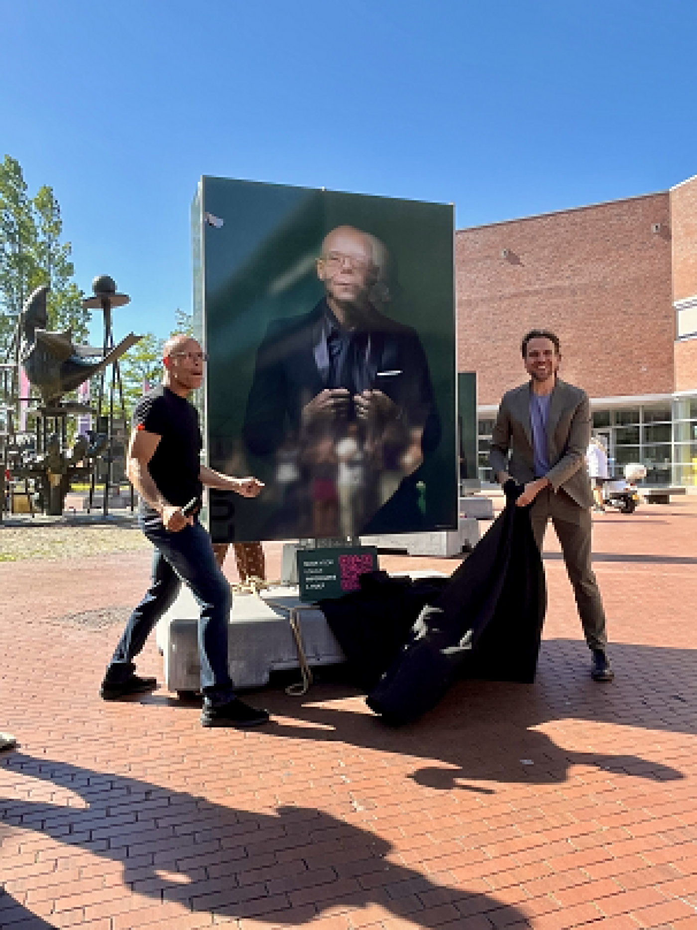 77 13052025 Wethouder Marijn van Ballegooijen opende de expositie samen met geportretteerde Lucien.png