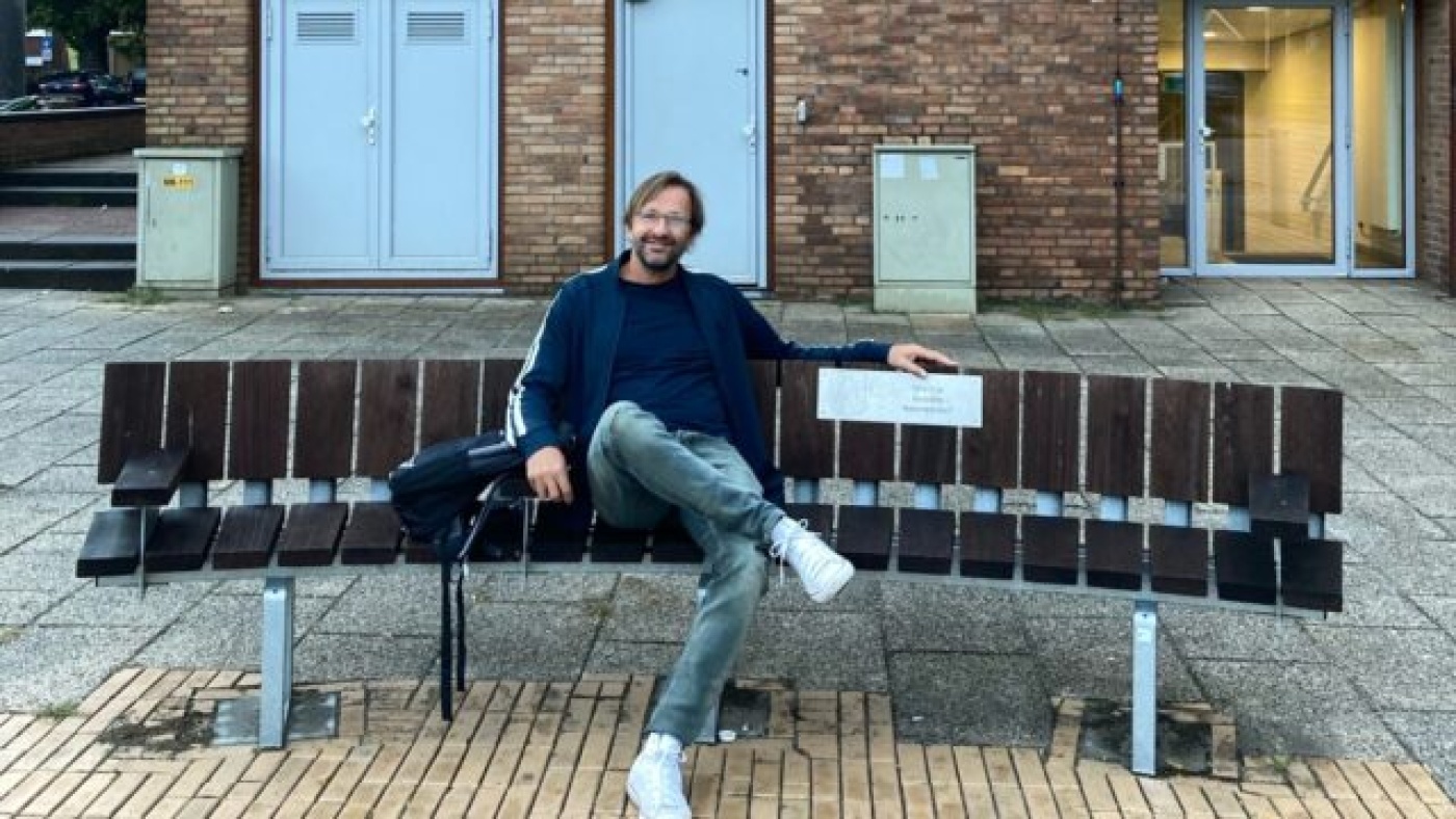 Foto: Frans Huijbregts organiseert thema-ontmoetingen bij babbelbankjes (De Nieuwe Meerbode). Foto: Frans Huijbregts organiseert thema-ontmoetingen bij babbelbankjes (De Nieuwe Meerbode).