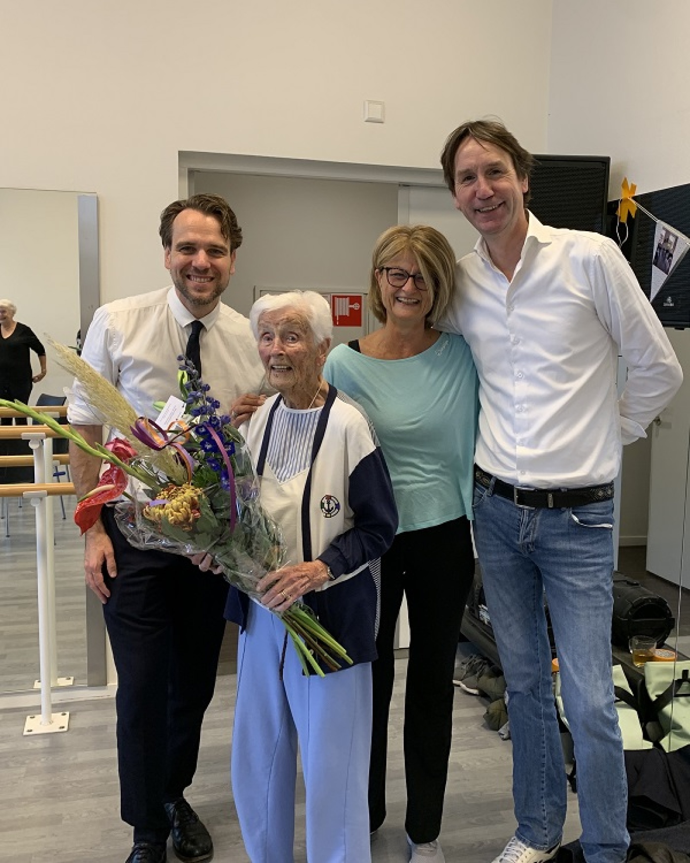 Wethouders Van Ballegooijen en Raat feliciteren Bep met haar 100ste verjaardag_small.jpg Wethouders Van Ballegooijen en Raat feliciteren Bep met haar 100ste verjaardag_small.jpg