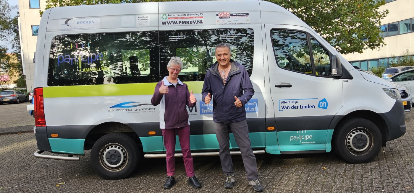 202310 Bus ontmoetingsgroepen met vrijwillige chauffeur Arthus en bijrijder Joke.jpg