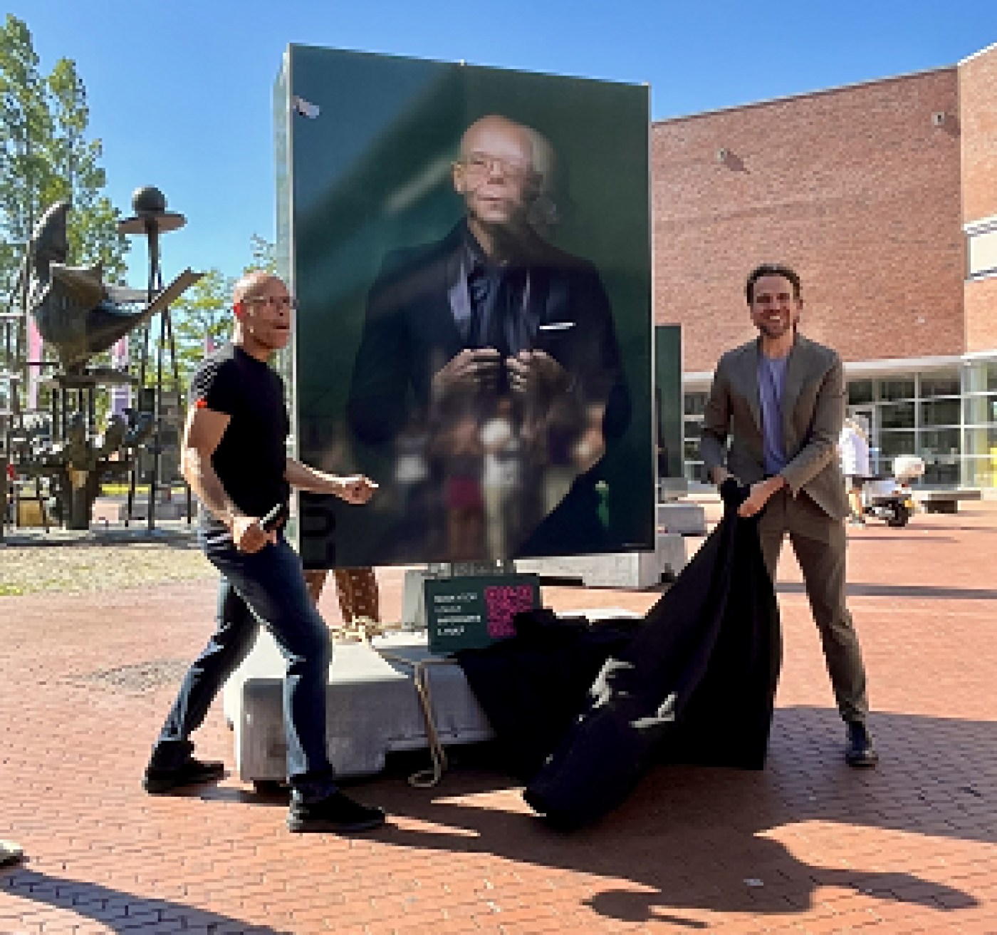 77 13052025 Wethouder Marijn van Ballegooijen opende de expositie samen met geportretteerde Lucien.png